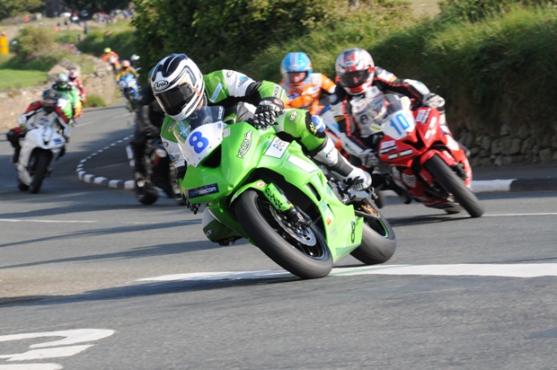 Mark Buckley battling with Si Fulton and Roy Richardson during the Post-TT Supersport 600 Race in 2011 (Richard Radcliffe)